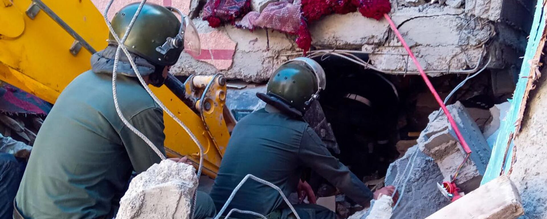 عمال الإنقاذ يبحثون عن ناجين في منزل منهار في مولاي إبراهيم بولاية الحوز بعد زلزال مدمر ضرب المغرب، 9 سبتمبر/ أيلول 2023 - سبوتنيك عربي, 1920, 09.09.2023