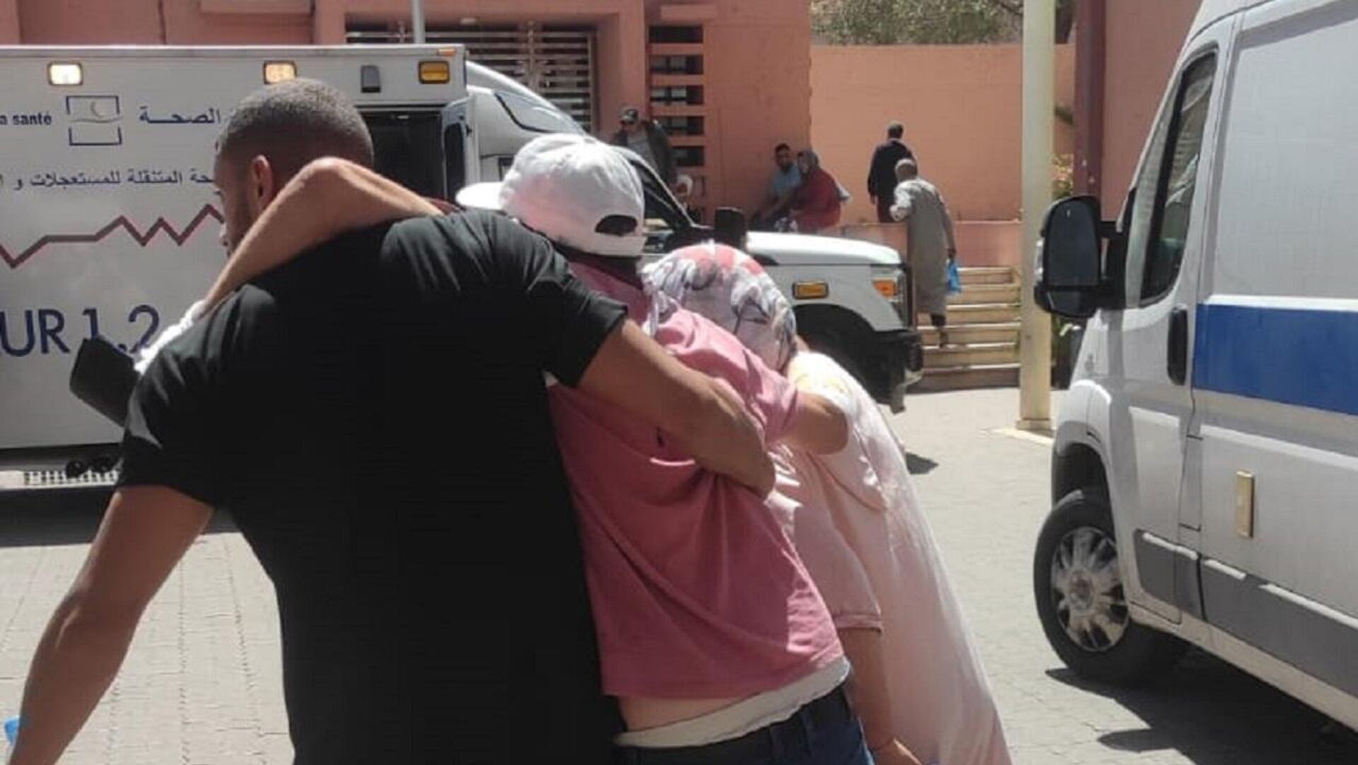 متبرعون بالدم أمام المستشفيات في مراكش المغربية - سبوتنيك عربي, 1920, 09.09.2023