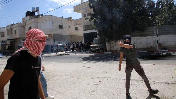الفلسطينيون يشيّعون الطفل ميلاد الراعي في مخيم العروب شمال الخليل وخمس إصابات بالرصاص الحي خلال مواجهات عنيفة عقب الجنازة
 - سبوتنيك عربي