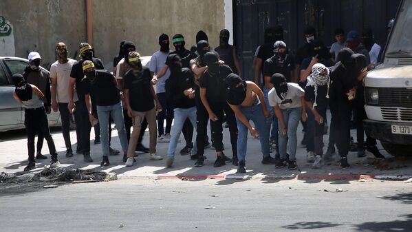 الفلسطينيون يشيّعون الطفل ميلاد الراعي في مخيم العروب شمال الخليل وخمس إصابات بالرصاص الحي خلال مواجهات عنيفة عقب الجنازة
 - سبوتنيك عربي
