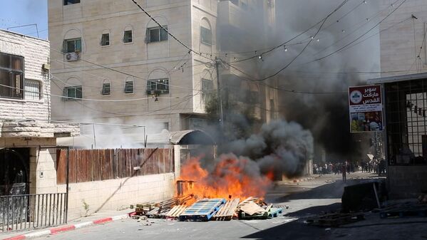 الفلسطينيون يشيّعون الطفل ميلاد الراعي في مخيم العروب شمال الخليل وخمس إصابات بالرصاص الحي خلال مواجهات عنيفة عقب الجنازة
 - سبوتنيك عربي