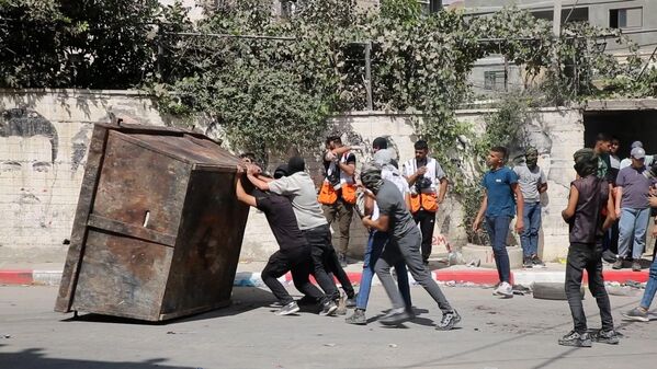 الفلسطينيون يشيّعون الطفل ميلاد الراعي في مخيم العروب شمال الخليل وخمس إصابات بالرصاص الحي خلال مواجهات عنيفة عقب الجنازة
 - سبوتنيك عربي