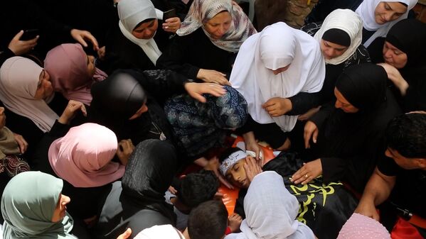 الفلسطينيون يشيّعون الطفل ميلاد الراعي في مخيم العروب شمال الخليل وخمس إصابات بالرصاص الحي خلال مواجهات عنيفة عقب الجنازة
 - سبوتنيك عربي