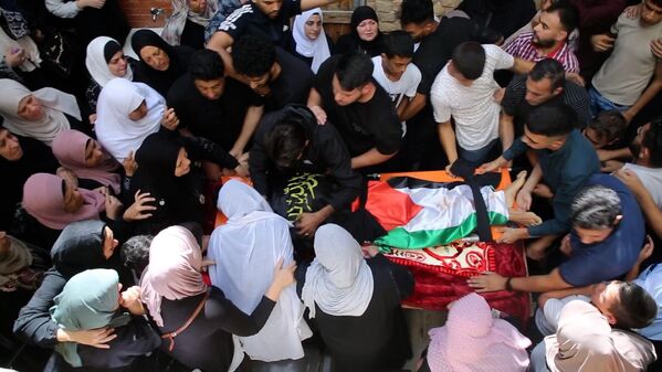 الفلسطينيون يشيّعون الطفل ميلاد الراعي في مخيم العروب شمال الخليل وخمس إصابات بالرصاص الحي خلال مواجهات عنيفة عقب الجنازة
 - سبوتنيك عربي