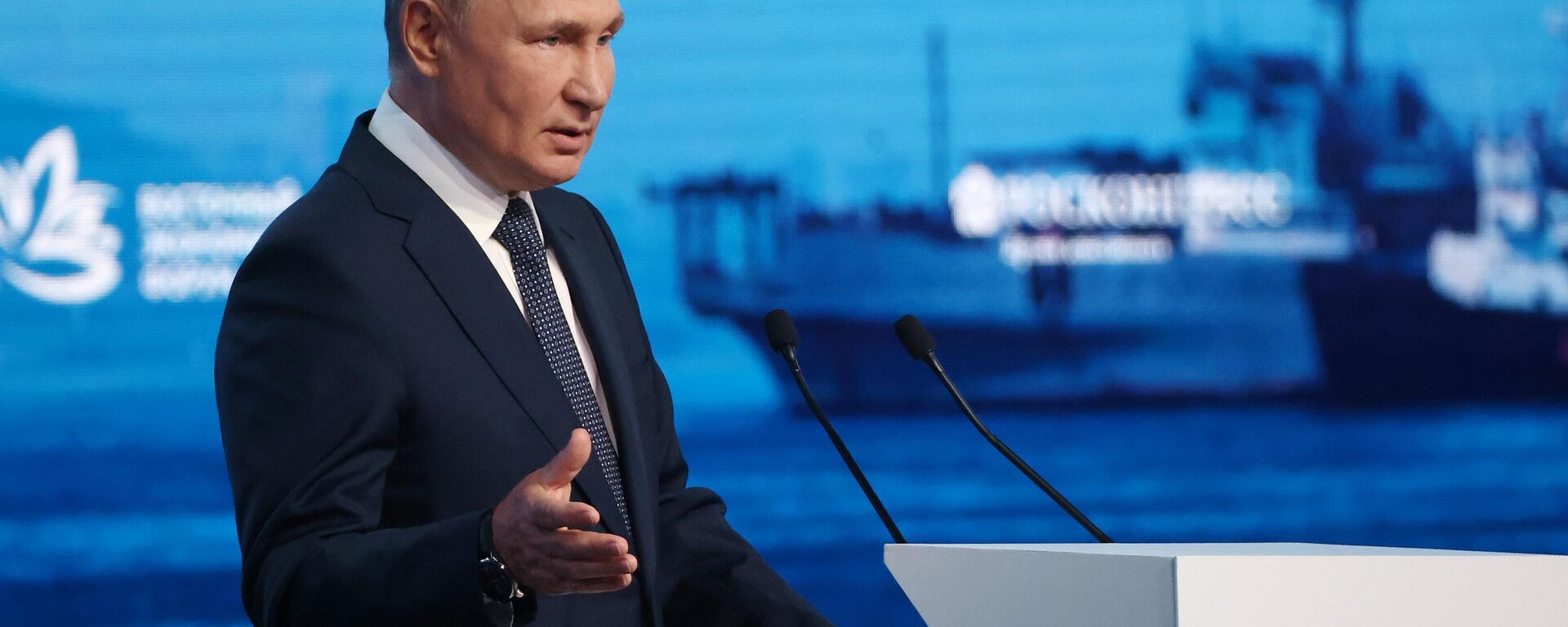 الرئيس الروسي فلاديمير بوتين خلال الجلسة العامة للمنتدى الاقتصادي الشرقي في فلاديفوستوك، روسيا - سبوتنيك عربي, 1920, 03.09.2025