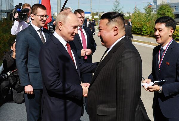 الرئيس الروسي فلاديمير بوتين يستقبل زعيم كوريا الشمالية كيم جونغ أون في قاعدة &quot;فوستوشني&quot; الفضائية، روسيا، 13 سبتمبر/ أيلول 2023 - سبوتنيك عربي