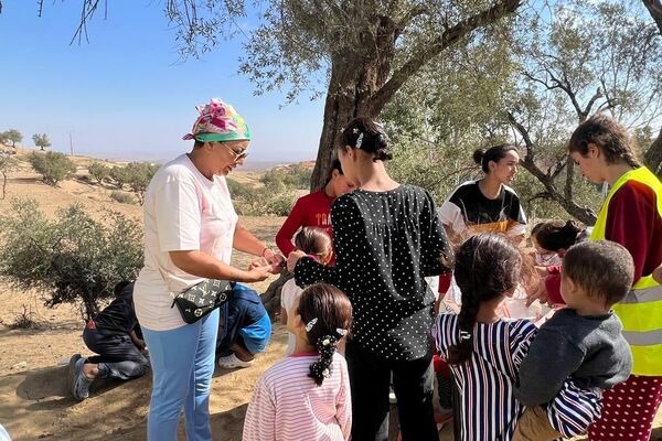 بين حطام الزلزال.. متطوعة مغربية &quot;تمشط&quot; شعور الفتيات لتخفيف الحزن عنهن - سبوتنيك عربي