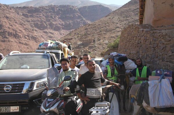 أطفال المغرب في  إقليم ورزازات ينقلون المساعدات للمناطق المعزولة على البغال - سبوتنيك عربي