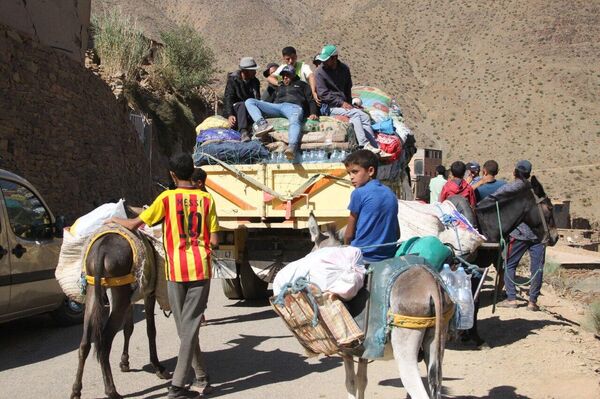 أطفال المغرب في  إقليم ورزازات ينقلون المساعدات للمناطق المعزولة على البغال - سبوتنيك عربي