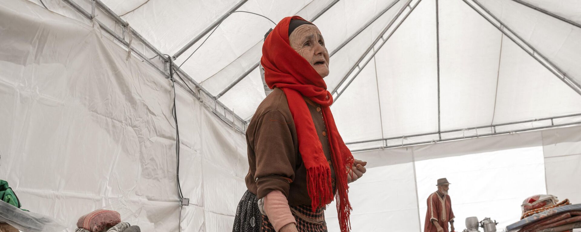 نساء يحضرن الشاي داخل خيمة أقيمت كمأوى مؤقت للناجين من الزلزال في قرية قريبة من أمزميز وسط المغرب في 13 سبتمبر 2023. - سبوتنيك عربي, 1920, 15.09.2023