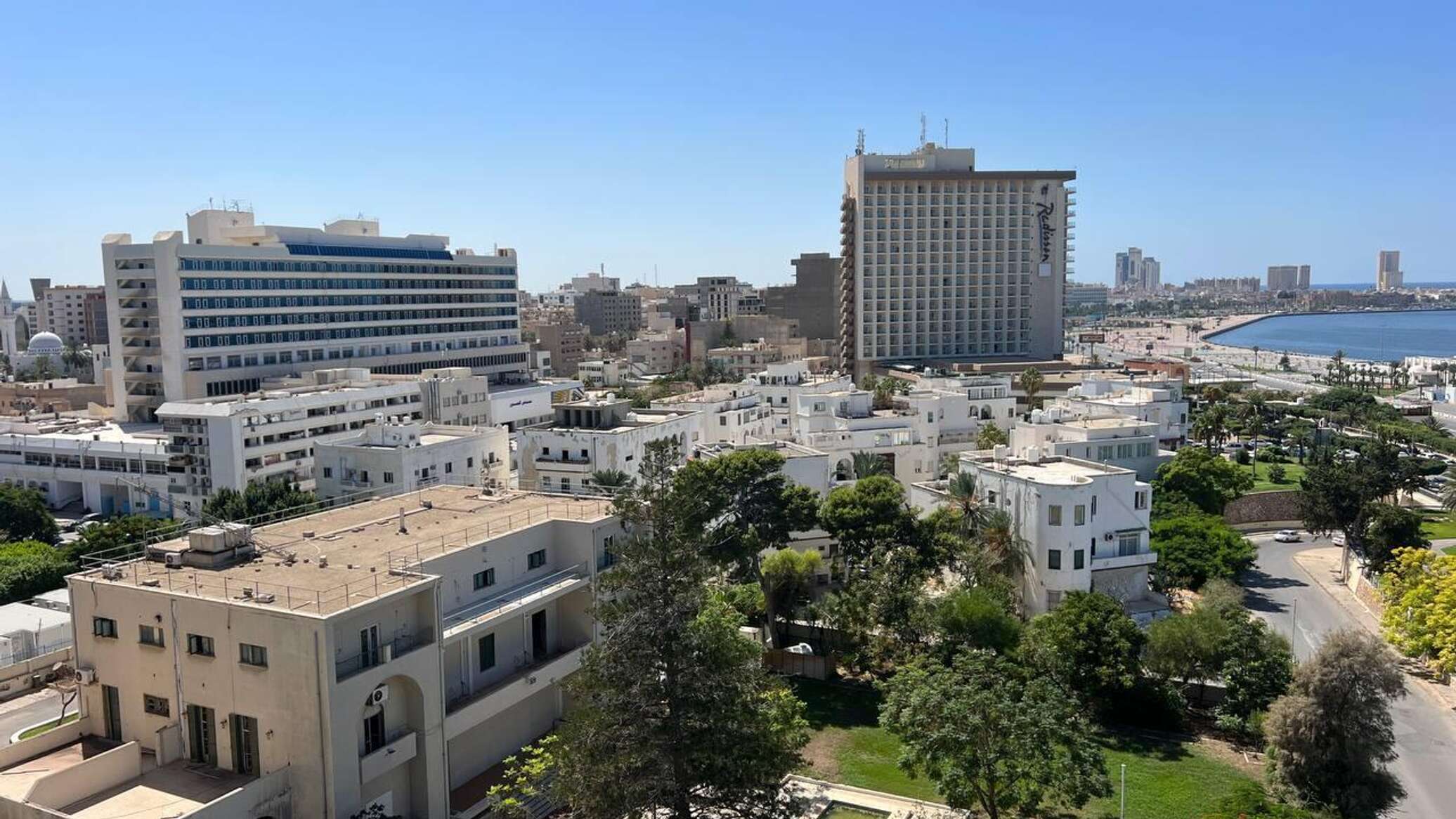 ارتفاع أسعار النفط العالمية وانخفاض قيمة الدينار في ليبيا.. إيرادات مرتفعة وعملة تتراجع