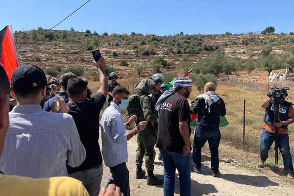 عشرات الإصابات بالرصاص والاختناق خلال قمع القوات الاسرائيلية لمسيرة ضد الاستيطان بالضفة الغربية  - سبوتنيك عربي