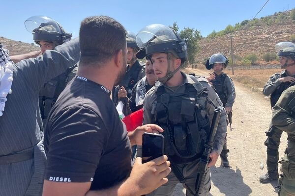 عشرات الإصابات بالرصاص والاختناق خلال قمع القوات الاسرائيلية لمسيرة ضد الاستيطان بالضفة الغربية  - سبوتنيك عربي