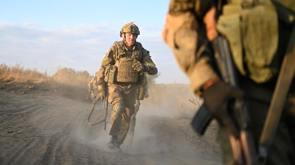 تدريبات تكتيكية لمجندي لواء البنادق الآلية التابع للحرس المنفصل الـ200 في أحد ميادين التدريب العسكري في جمهورية لوغانسك الشعبية. - سبوتنيك عربي