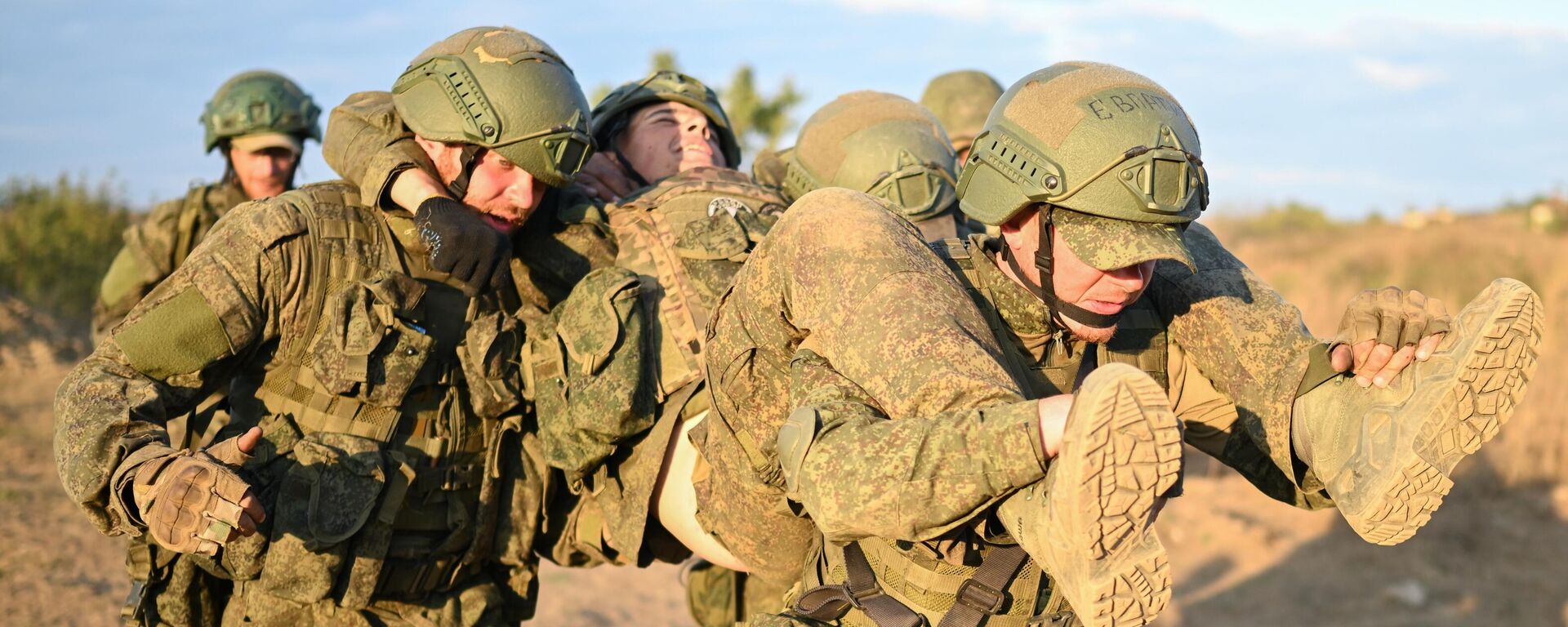 تدريبات تكتيكية لمجندي لواء البنادق الآلية التابع للحرس المنفصل الـ200 في أحد ميادين التدريب العسكري في جمهورية لوغانسك الشعبية. - سبوتنيك عربي, 1920, 17.07.2025