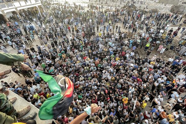 خروج الليبيين احتجاجا على إهمال الحكومة للسدين الذين انهارا وأدى ذلك إلى الفيضانات المدمرة التي ضربت المدينة في درنة، ليبيا 18 سبتمبر 2023 - سبوتنيك عربي