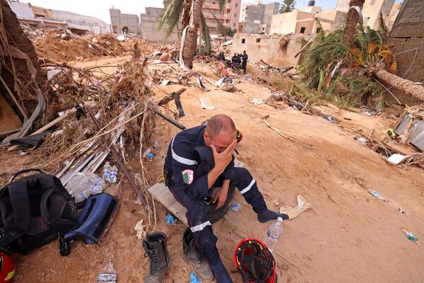 أحد أعضاء فريق الإنقاذ الجزائري خلال عمليات البحث عن الناجين والضحايا في مدينة درنة، ليبيا 18 سبتمبر 2023 - سبوتنيك عربي
