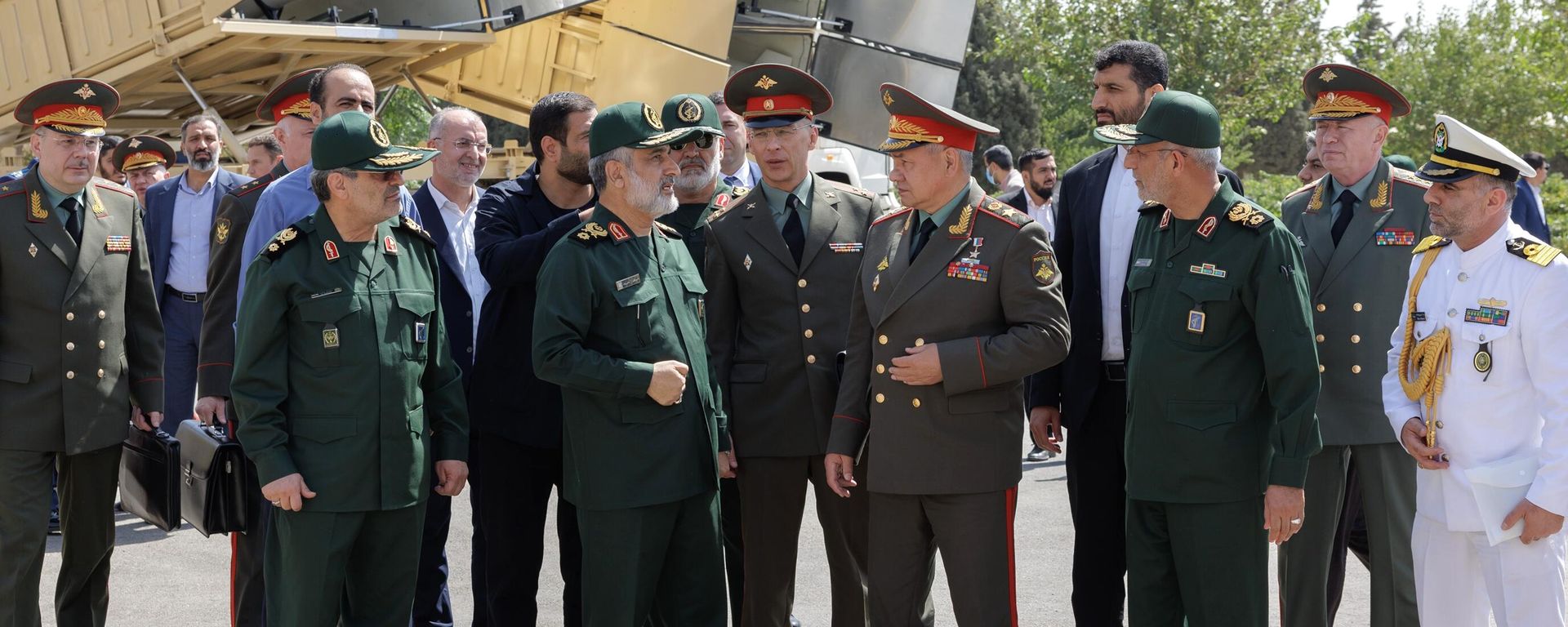 وزير الدفاع الروسي سيرغي شويغو يتفقد الصواريخ والطائرات المسيرة الإيرانية الصنع ضمن معرض في العاصمة طهران.
وزير الدفاع الروسي سيرغي شويغو يتفقد الصواريخ والطائرات المسيرة الإيرانية الصنع ضمن معرض في العاصمة طهران.
- سبوتنيك عربي, 1920, 20.09.2023