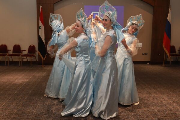 أطفال يصنعون الماتريوشكا والبلالايكا دعما للأنشطة الإنسانية في سوريا. - سبوتنيك عربي