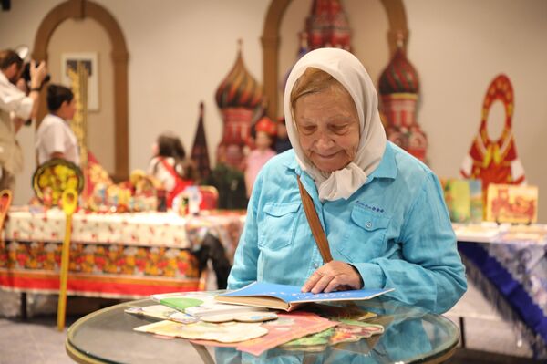 أطفال يصنعون الماتريوشكا والبلالايكا دعما للأنشطة الإنسانية في سوريا. - سبوتنيك عربي