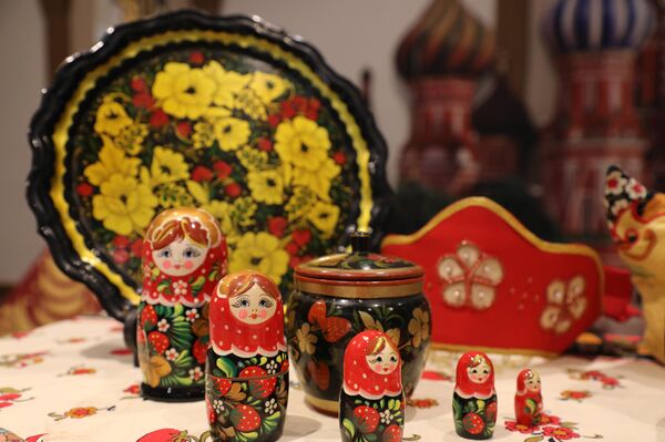 أطفال يصنعون الماتريوشكا والبلالايكا دعما للأنشطة الإنسانية في سوريا. - سبوتنيك عربي