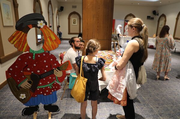 أطفال يصنعون الماتريوشكا والبلالايكا دعما للأنشطة الإنسانية في سوريا. - سبوتنيك عربي