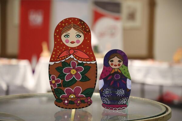 أطفال يصنعون الماتريوشكا والبلالايكا دعما للأنشطة الإنسانية في سوريا. - سبوتنيك عربي