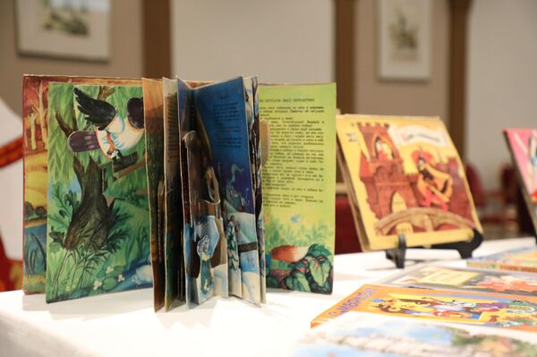 أطفال يصنعون الماتريوشكا والبلالايكا دعما للأنشطة الإنسانية في سوريا. - سبوتنيك عربي