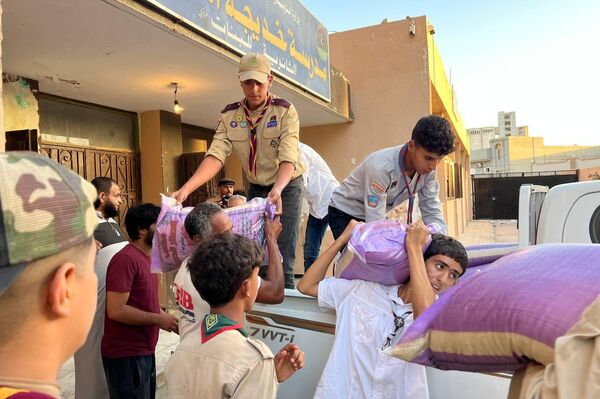 &quot;مفوضية الكشافة والمرشدات&quot; في مدينة طبرق الليبية، تقدم مساعدات لأهالي مدينة درنة، الناجين من الإعصار. - سبوتنيك عربي