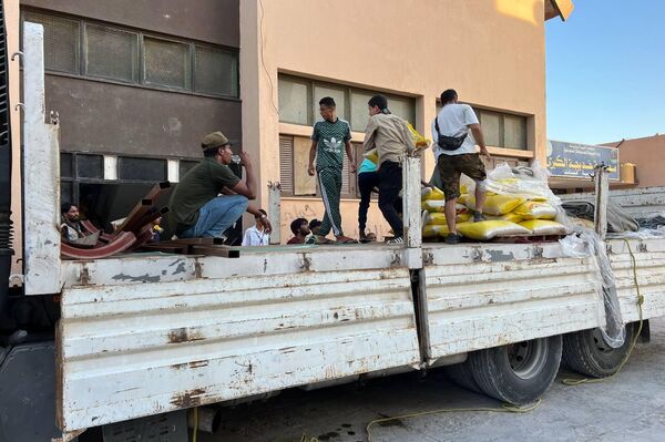 &quot;مفوضية الكشافة والمرشدات&quot; في مدينة طبرق الليبية، تقدم مساعدات لأهالي مدينة درنة، الناجين من الإعصار. - سبوتنيك عربي
