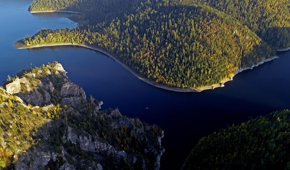 بانوراما لخليج كوزيريفسكي الواقع في مستودع مياه على نهر ينيسي، مع صخور الحجر الجيري بمحاذاة بيريوسينسكي الكارستية في التايغا الخريفية في إقليم كراسنويارسك الروسي. - سبوتنيك عربي