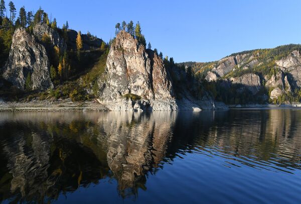 أشجار التايغا وصخور من الحجر الجيري في منطقة خليج كوزيريفسكي الواقع على نهر ينيسي، في إقليم كراسنويارسك الروسي. - سبوتنيك عربي