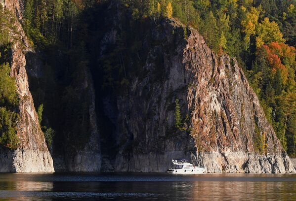 يخت على نهر ينيسي في خليج كوزيريفسكي، في إقليم كراسنويارسك الروسي. - سبوتنيك عربي