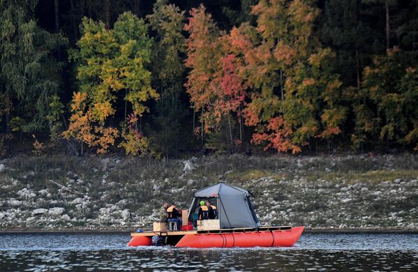 قارب سياح على نهر ينيسي في خليج كوزيريفسكي، في إقليم كراسنويارسك الروسي. - سبوتنيك عربي