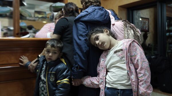 الوضع في قره باغ - وصول اللاجئين من منطقة ناغورني قره باغ إلى فندق غوريس في مدينة غوريس، أرمينيا - سبوتنيك عربي
