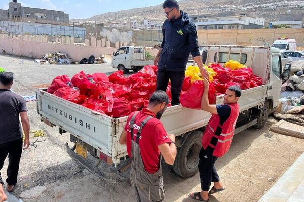 استمرار عمليات الإغاثة وتقديم المساعدات الإنسانية لنازحي وسكان مدينة درنة - سبوتنيك عربي