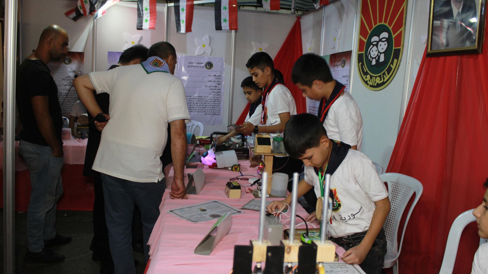 أطفال سوريون يحولون آلامهم الحياتية إلى اختراعات - سبوتنيك عربي, 1920, 27.09.2023