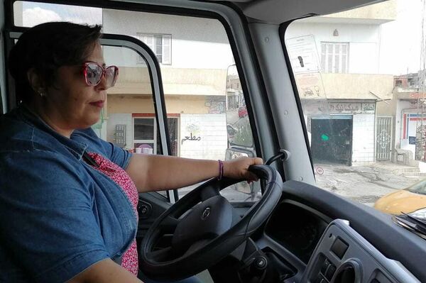 أول تونسية وعربية تعلم الرجال قيادة الشاحنات الثقيلة - سبوتنيك عربي