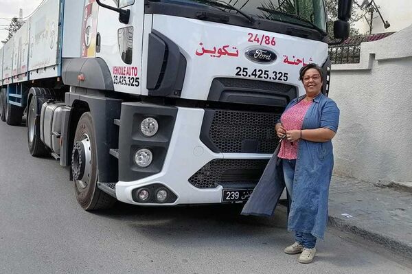 أول تونسية وعربية تعلم الرجال قيادة الشاحنات الثقيلة - سبوتنيك عربي