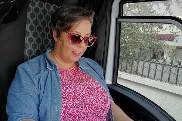 أول تونسية وعربية تعلم الرجال قيادة الشاحنات الثقيلة - سبوتنيك عربي
