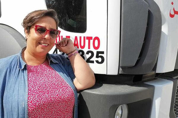 أول تونسية وعربية تعلم الرجال قيادة الشاحنات الثقيلة - سبوتنيك عربي