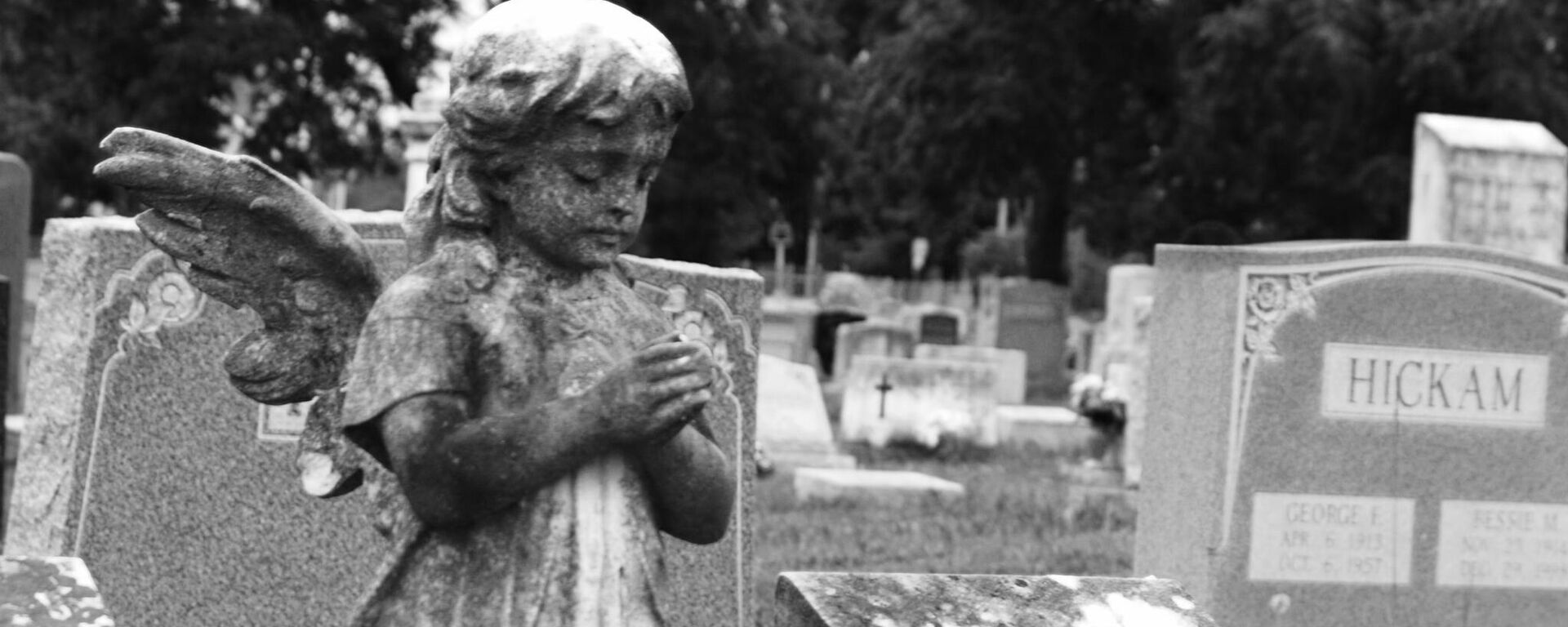 تمثال لطفلة متواجد في إحدى المقابر  - سبوتنيك عربي, 1920, 01.10.2023