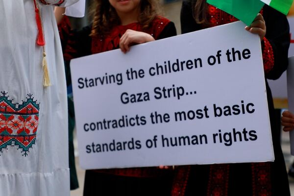  في يوم الطفل العربي أطفال فلسطين يطالبون بحقوقهم وبحياة دون حصار  - سبوتنيك عربي