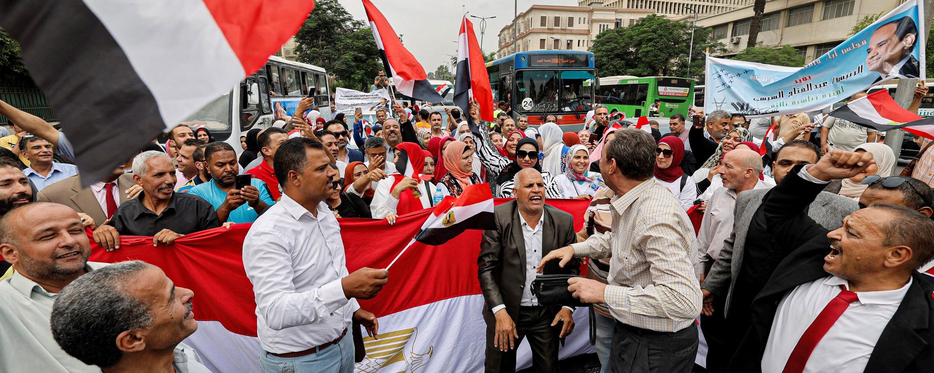 حملة الانتخابات الرئاسية المصرية - لافتات تحمل صور الرئيس المصري الحالي عبد الفتاح السيسي وعلم مصر، 2 أكتوبر 2023 - سبوتنيك عربي, 1920, 02.12.2023