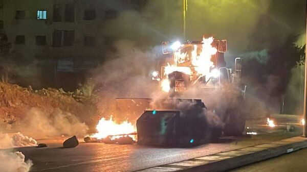 إصابات بالرصاص والاختناق خلال اقتحام مئات المستوطنين قبر يوسف بنابلس شمال الضفة الغربية  - سبوتنيك عربي