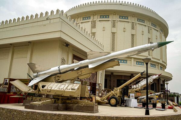 عرض صاروخ أرض-جو مصري خلال الحرب العربية الإسرائيلية عام 1973 في معرض بالهواء الطلق خارج متحف بانوراما حرب 6 أكتوبر والنصب التذكاري في القاهرة، مصر - سبوتنيك عربي