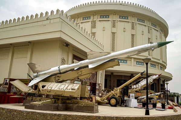 عرض صاروخ أرض-جو مصري خلال الحرب العربية الإسرائيلية عام 1973 في معرض بالهواء الطلق خارج متحف بانوراما حرب 6 أكتوبر والنصب التذكاري في القاهرة، مصر - سبوتنيك عربي