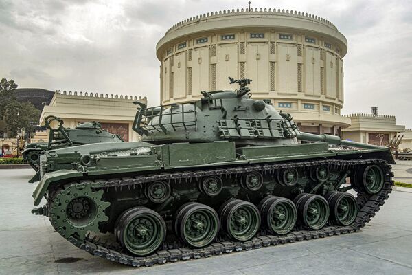 عرض دبابة قتال إسرائيلية من طراز M48 باتون تم الاستيلاء عليها خلال حرب 6 أكتوبر عام 1973 في معرض في الهواء الطلق خارج متحف بانوراما حرب 6  أكتوبر والنصب التذكاري في القاهرة، مصر - سبوتنيك عربي