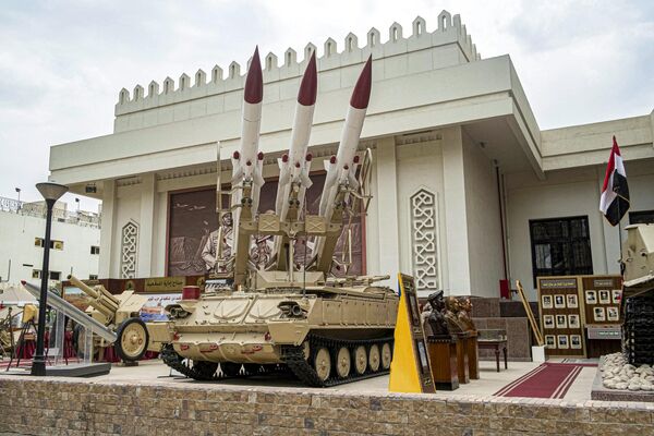 عرض بطارية صواريخ أرض-جو عسكرية مصرية من طراز SAM-6 تم استخدامها خلال حرب عام 1973 في معرض في الهواء الطلق خارج متحف بانوراما حرب 6 أكتوبر والنصب التذكاري في القاهرة، مصر - سبوتنيك عربي