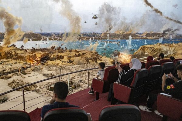 أشخاص يحضرون عرضًا لمشهد حرب تم إعادة إنشائه أثناء زيارة متحف بانوراما حرب السادس من أكتوبر والنصب التذكاري حرب 6 أكتوبر عام 1973 في القاهرة، مصر - سبوتنيك عربي